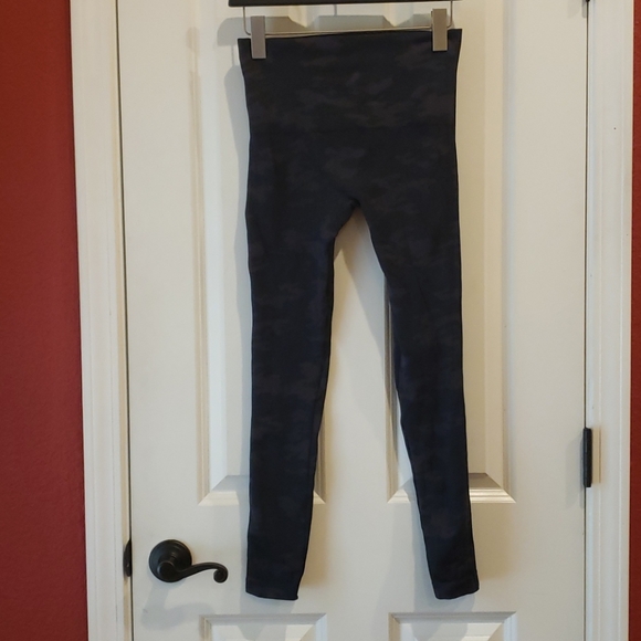 SPANX Black Camo Look at Me Now Seamless Legging M - Picture 5 of 11